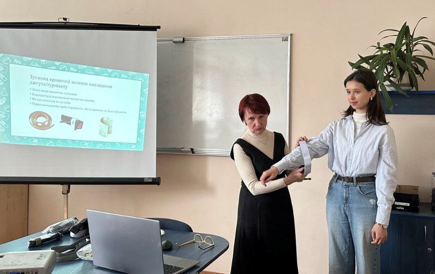 Вчимося накладати турнікет на верхню кінцівку